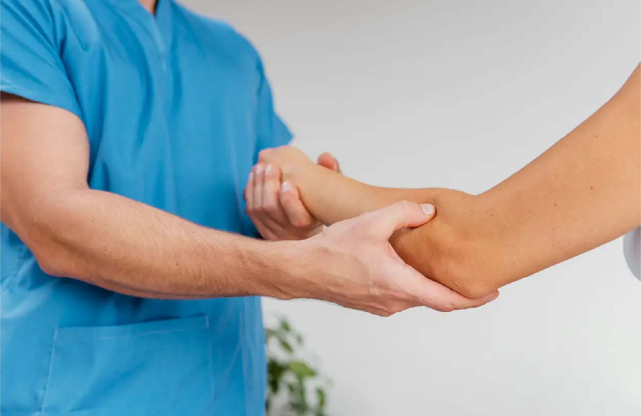 Tennis elbow shockwave treatment at DakshinRehab