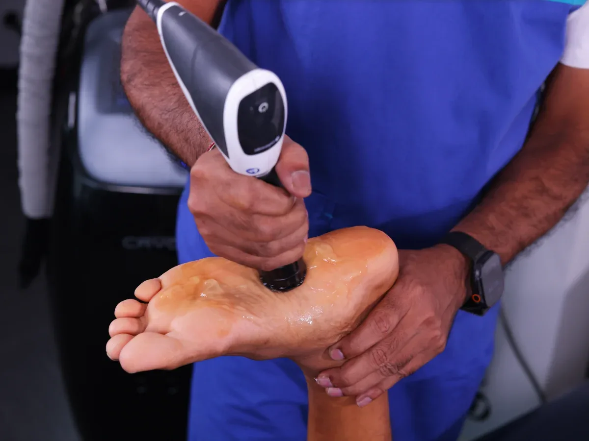DakshinRehab therapist providing technology-assisted plantar fasciitis pain relief and tissue healing care
