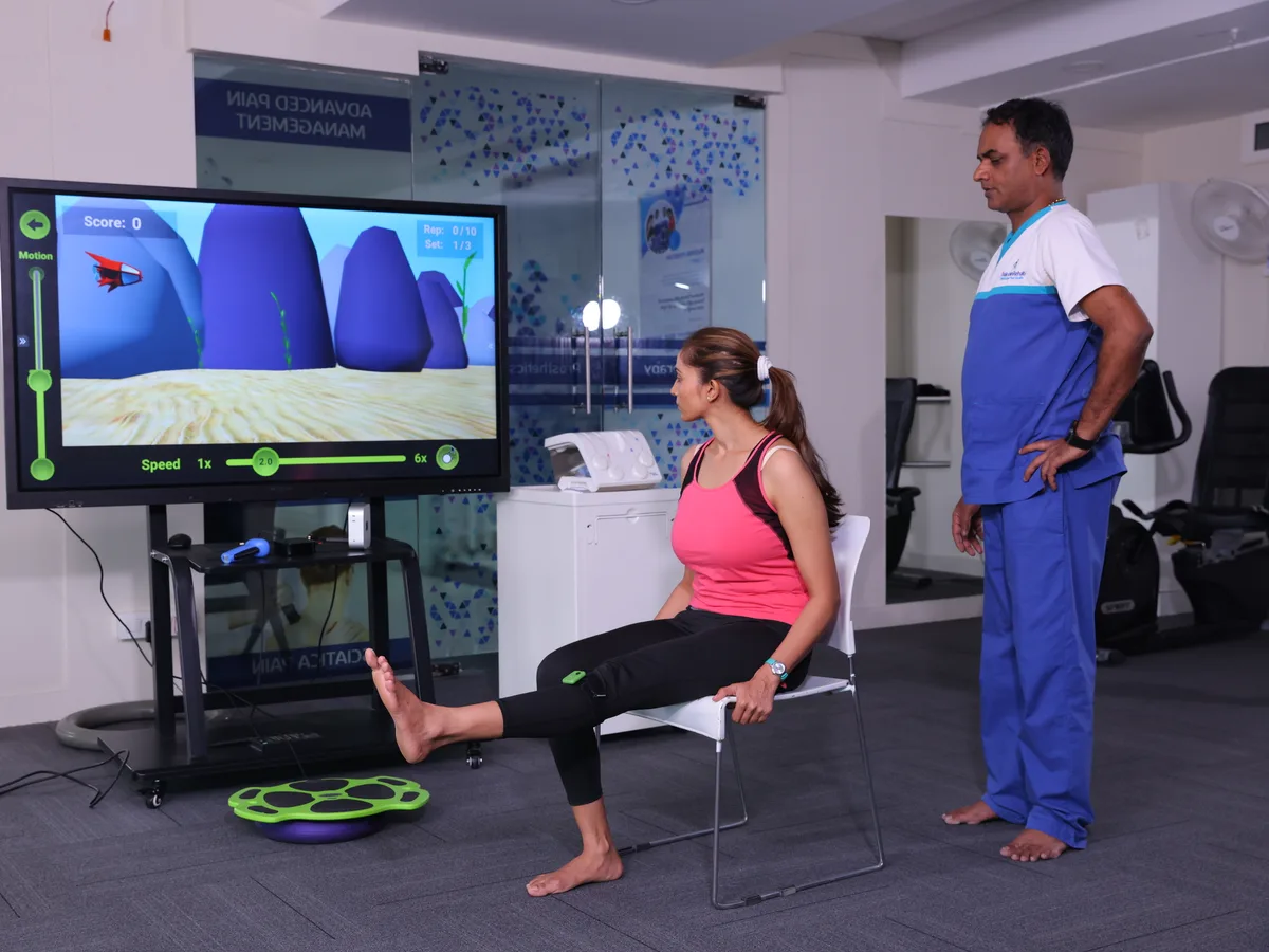 Single-leg balance testing with live biofeedback at DakshinRehab, Moosapet, Hyderabad