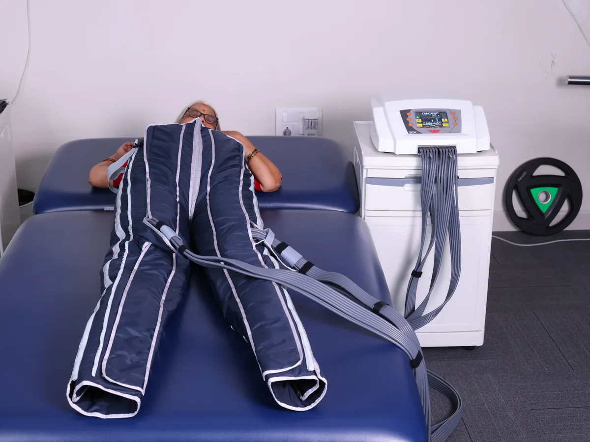Cryotherapy and BOA-2 pressotherapy for post-operative knee swelling at DakshinRehab Moosapet.