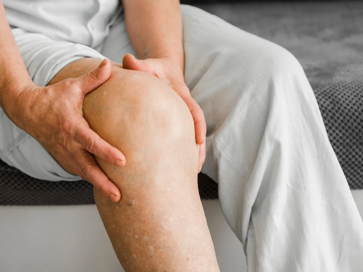 Post-operative knee swelling and stiffness managed with compression therapy at DakshinRehab Moosapet Hyderabad