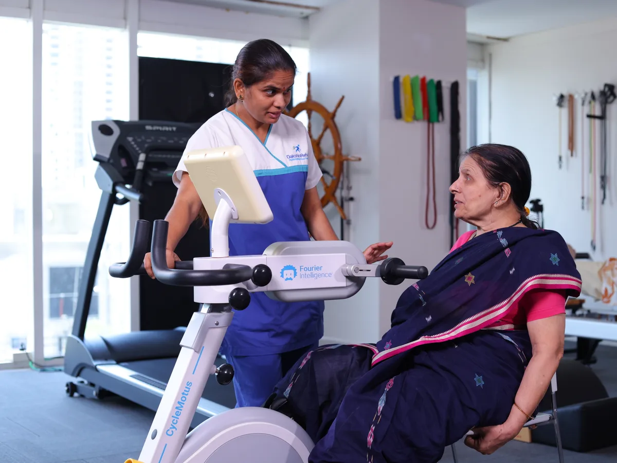 Force-cell strength testing during the 5-tier biometric audit after knee replacement at DakshinRehab, Moosapet, Hyderabad
