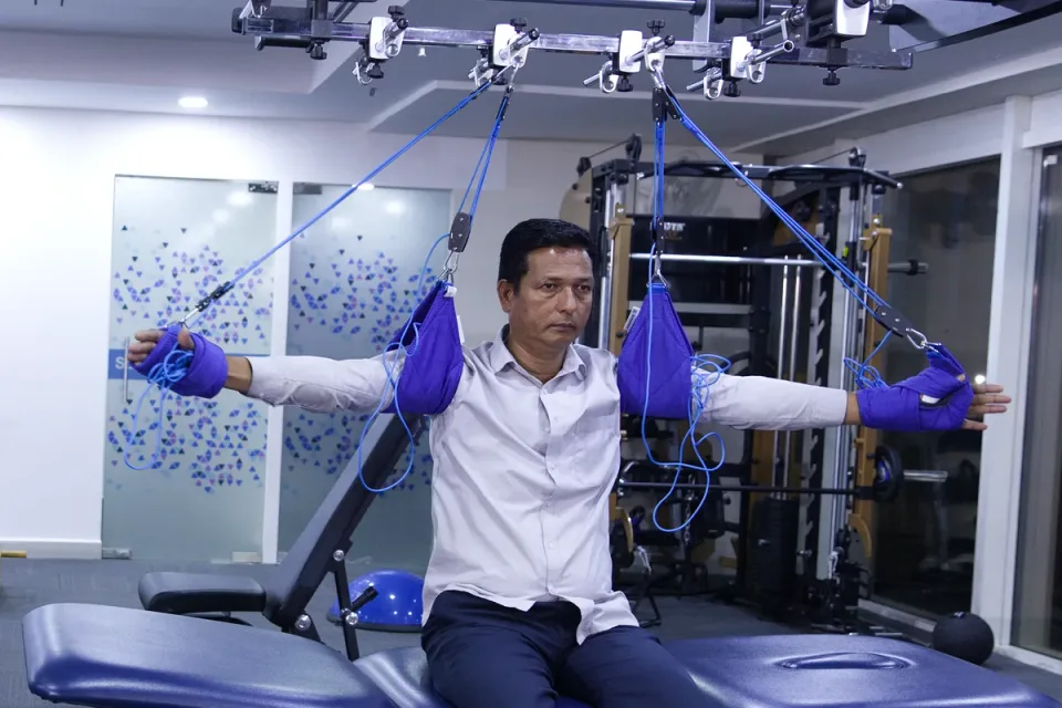 Redcord Neurac suspension system retraining shoulder stabilisers after frozen shoulder release