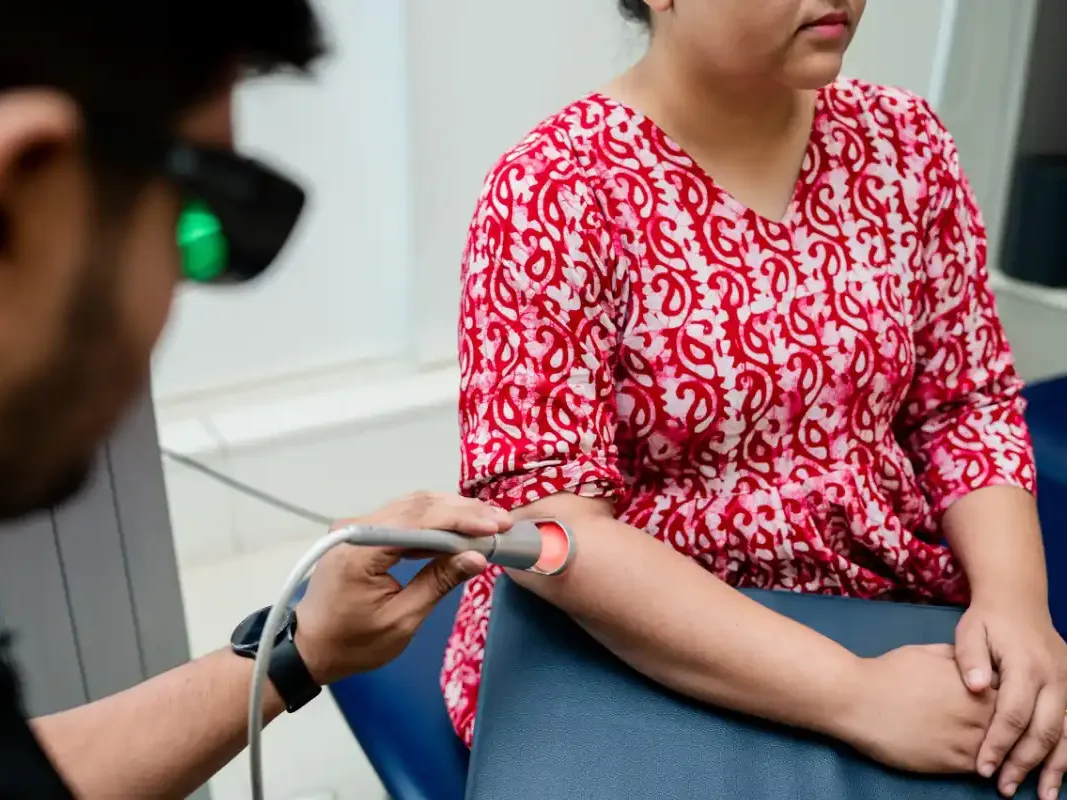 High-intensity laser therapy targeting sciatic nerve pain at DakshinRehab Moosapet.