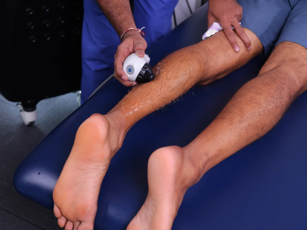 Vibration therapy device on patient thigh